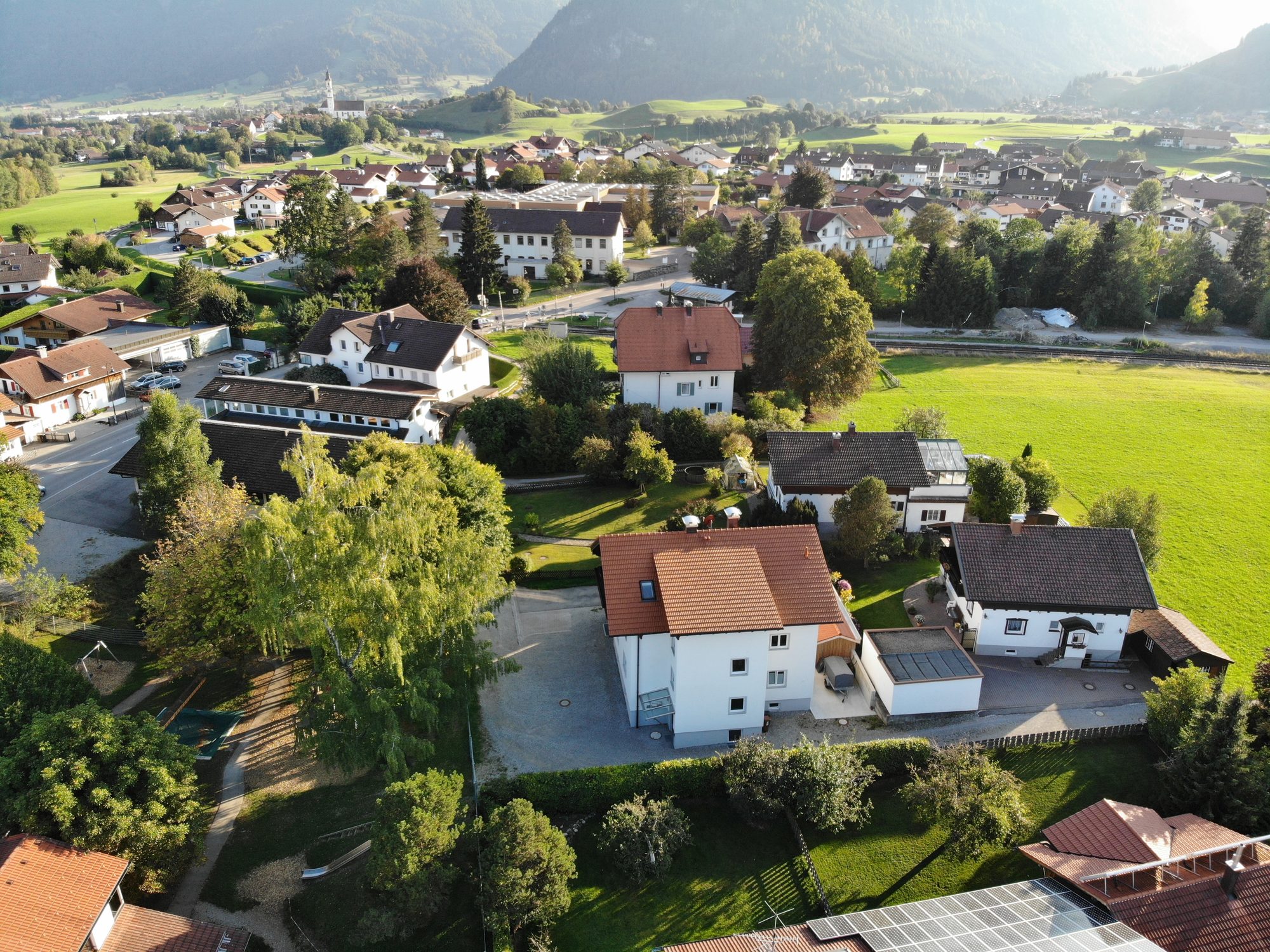 Luftaufnahme von Füssen im Allgäu mit Bergpanorama
