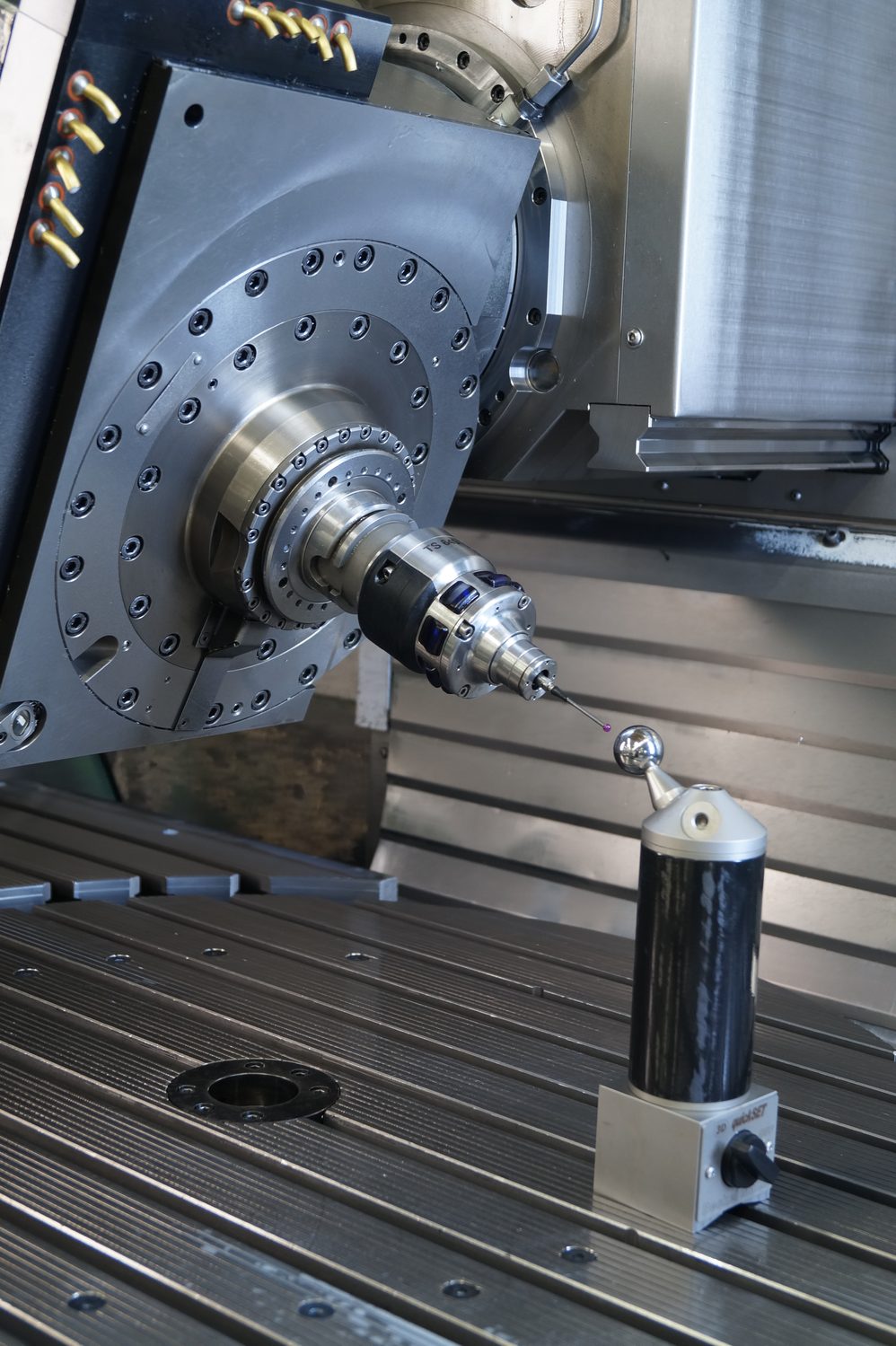 5-Achs-Bearbeitungszentrum von DMG MORI beim Einmessen mit 3D-Tastkopf